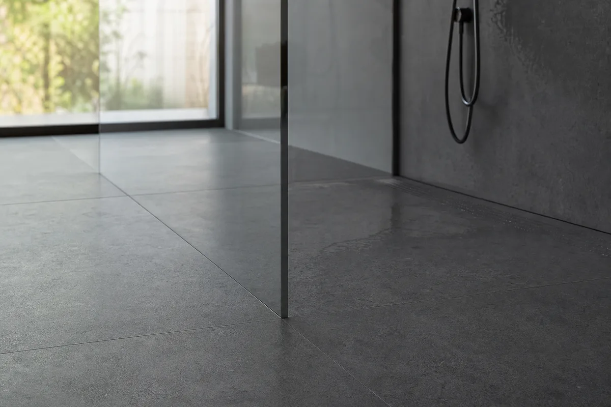 Détail de calepinage grand format et paroi de douche en verre clair